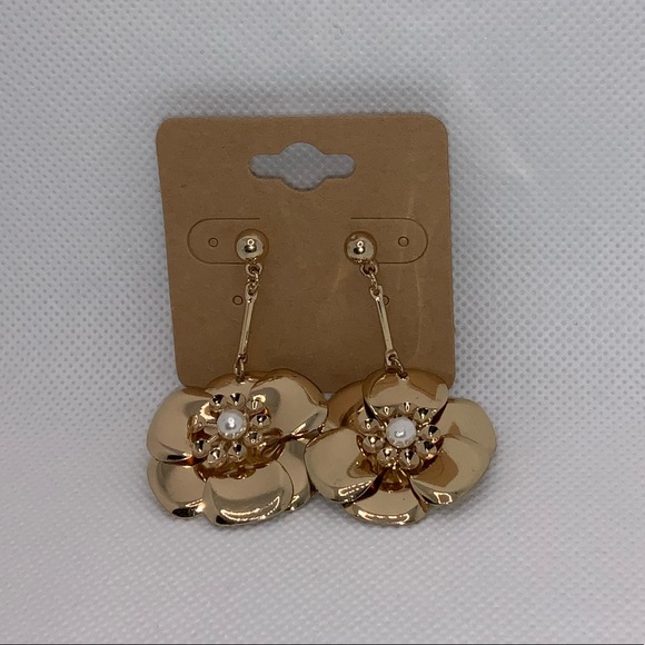 NEW- Gold Flower Earrings - Picture 2 of 3